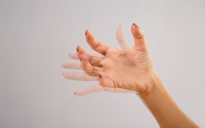 Làm sao giảm run tay khi mắc bệnh Parkinson, run vô căn?