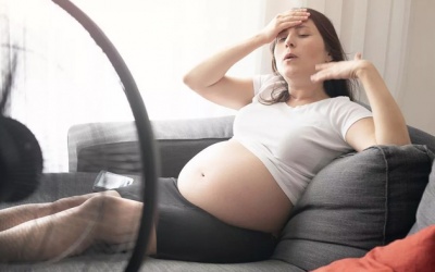 Tại sao bà bầu hay thấy nóng hơn người bình thường?