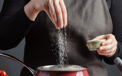 5 dấu hiệu nhận biết bạn ăn quá nhiều muối