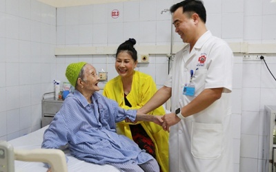 Quảng Ninh: Thay khớp háng nhân tạo thành công cho cụ bà 107 tuổi