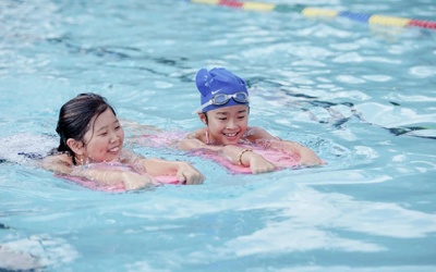 Màu đồ bơi có thể là yếu tố quyết định sự an toàn cho trẻ