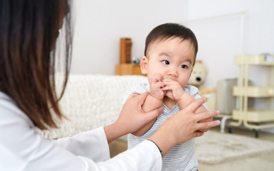 Trẻ mút tay có đáng lo hay không?