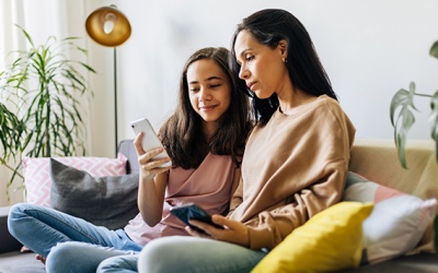 Cha mẹ cần làm gì để theo dõi việc dùng mạng xã hội của con?