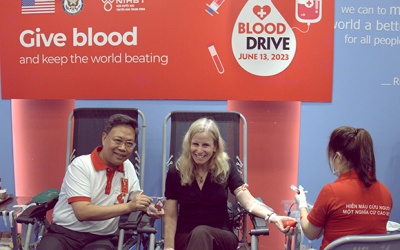 Đại biện lâm thời Mỹ tại Việt Nam tham gia hiến máu tình nguyện