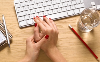 Nhân viên văn phòng bị run tay, nên điều trị thế nào cho hiệu quả?