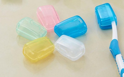 Có nên đựng bàn chải đánh răng trong hộp kín?