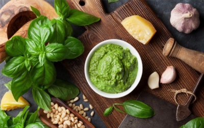 Infographic: Cách làm xốt pesto đơn giản mà chuẩn vị