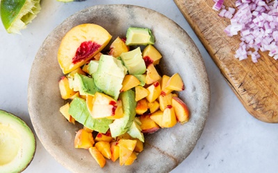 Salad đào và bơ đẩy lùi mệt mỏi ngày nắng nóng