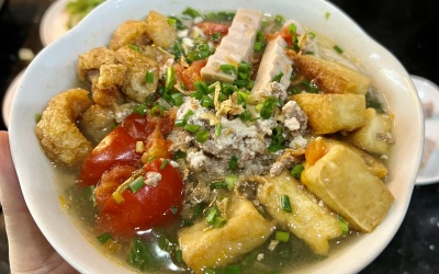 Cuối tuần làm bát bún riêu cua tóp mỡ giòn bì