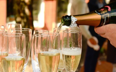 Bị viêm gan cấp, men gan tăng 250 lần do uống 20 ly champagne