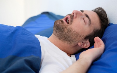 Nguyên nhân nào khiến bạn thở bằng miệng khi ngủ?