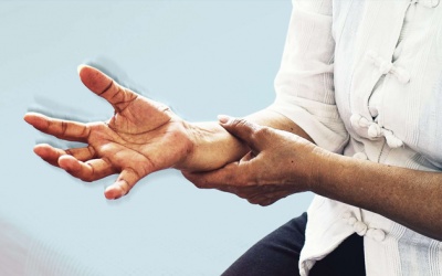 Bị run tay, run đầu do teo bán cầu tiểu não điều trị thế nào?