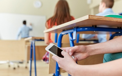 UNESCO kêu gọi toàn cầu cấm học sinh dùng điện thoại ở trường