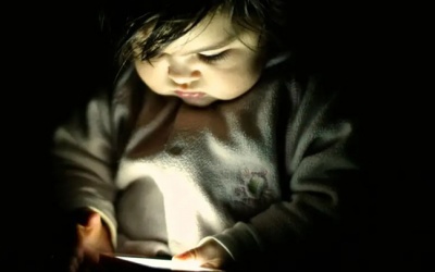 Dùng thiết bị điện tử nhiều khiến trẻ sơ sinh chậm phát triển