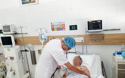 Suy đa tạng vì ong đốt hàng trăm nốt, bác sĩ chỉ cách xử lý đúng 