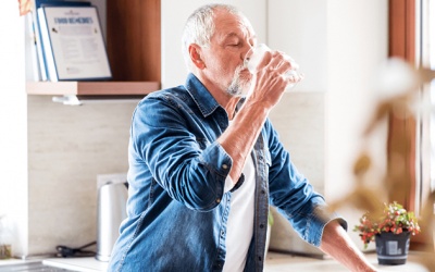 Thực phẩm, đồ uống nên tránh khi gặp vấn đề đường tiết niệu