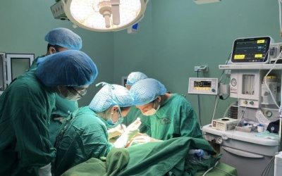 Một em bé 18 tháng tuổi được nối liền bàn tay bị đứt rời