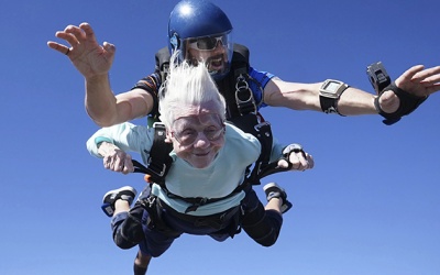 Hai cụ bà tuổi thượng thọ đam mê nhảy dù