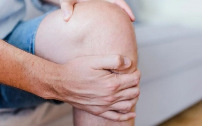 Bị run chân sau phẫu thuật não phải làm sao?