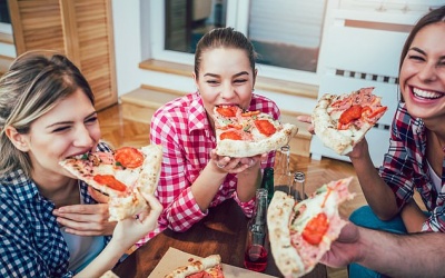 Trẻ vị thành niên ăn nhiều đồ ăn nhanh làm tăng nguy cơ ung thư vú