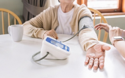 Triệu chứng cảnh báo tăng huyết áp đột ngột và cách xử trí