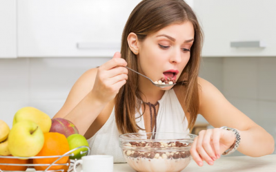 Tốc độ ăn uống ảnh hưởng đến sức khỏe ra sao?