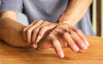 Người trung niên hay bị run tay, nguyên nhân do đâu?