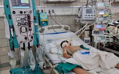 Nhiễm vi khuẩn hiếm gặp khi chơi ở bùn đất bẩn, bé trai bị sốc nhiễm khuẩn nặng 