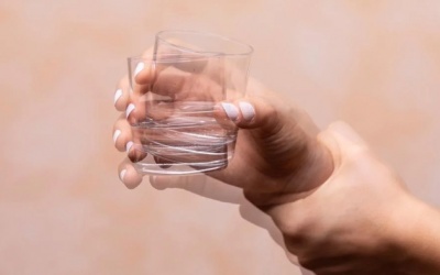 Bị run tay mỗi khi cầm đồ vật là bệnh gì?