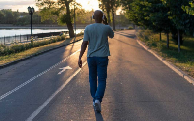 7 lợi ích sức khỏe khi đi bộ lùi