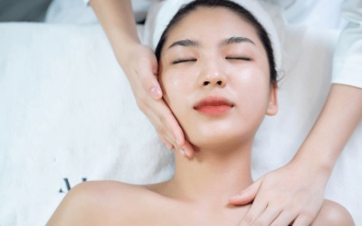 Mách bạn cách chăm sóc da cổ và ngực khỏe đẹp