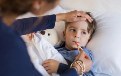 2 sai lầm nguy hiểm cần tránh nếu trẻ bị sốt