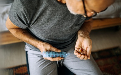 Bị run tay do tác dụng phụ của thuốc rối loạn tâm thần phải làm sao?