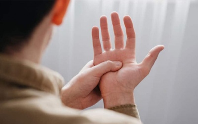 Run vô căn: Dùng TPBVSK Vương Lão Kiện cùng thuốc Tây được không?