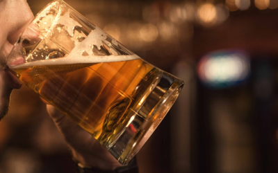 Uống nhiều rượu bia gây mòn men răng và hôi miệng