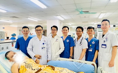 Truyền 5 lít máu cứu sống bệnh nhân tự dùng dao đâm thấu tim, ngừng tuần hoàn 