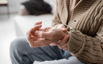 Run tay ở người già có thể chữa khỏi không?