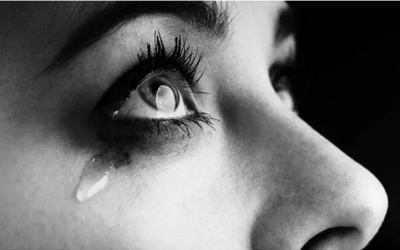 Nghiên cứu cho thấy nước mắt phụ nữ có thể làm nam giới bớt hung hăng