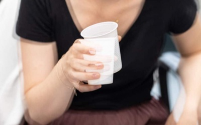 Người trẻ tay phải bị run khi cầm đồ vật có nguy hiểm không?