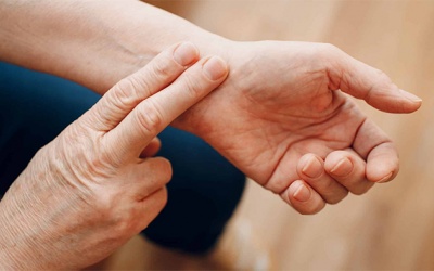 Làm thế nào để đếm nhịp tim khi không có máy đo?