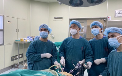 Phẫu thuật nội soi hoàn toàn điều trị ung thư đại trực tràng di căn gan