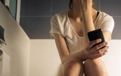 Lý do bạn nên ngừng dùng điện thoại khi đi vệ sinh