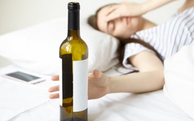 Cách giảm cảm giác nôn nao sau khi uống nhiều rượu