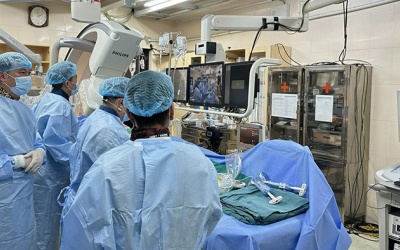 Y tế tuần: Bác sĩ Việt can thiệp tim mạch, truyền trực tiếp sang Singapore