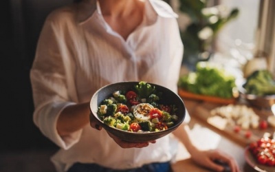 Bác sĩ Mỹ chia sẻ 6 bí kíp ăn uống năm 2024 giúp bạn sống thọ