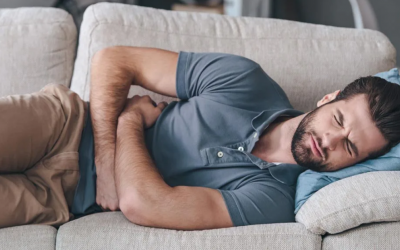 Vì sao thấy đau bụng khi nằm?