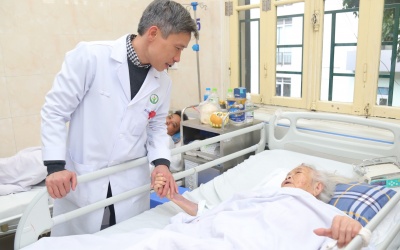 Cụ bà 105 tuổi gãy xương đùi được phẫu thuật thành công