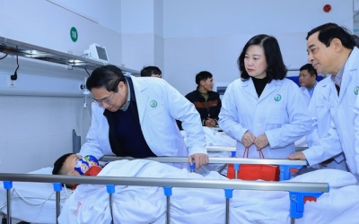 Thủ tướng: Khi bệnh viện còn bệnh nhân, y bác sĩ chưa thể nghỉ ngơi