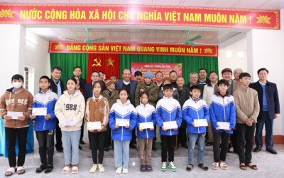 Ban Liên lạc Cựu học sinh miền Nam thăm, tặng quà gia đình chính sách, học sinh hiếu học