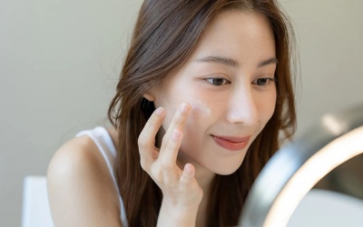 Chăm sóc da mụn với sản phẩm chứa niacinamide